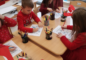 dzieci kolorują obrazek Mikołaja